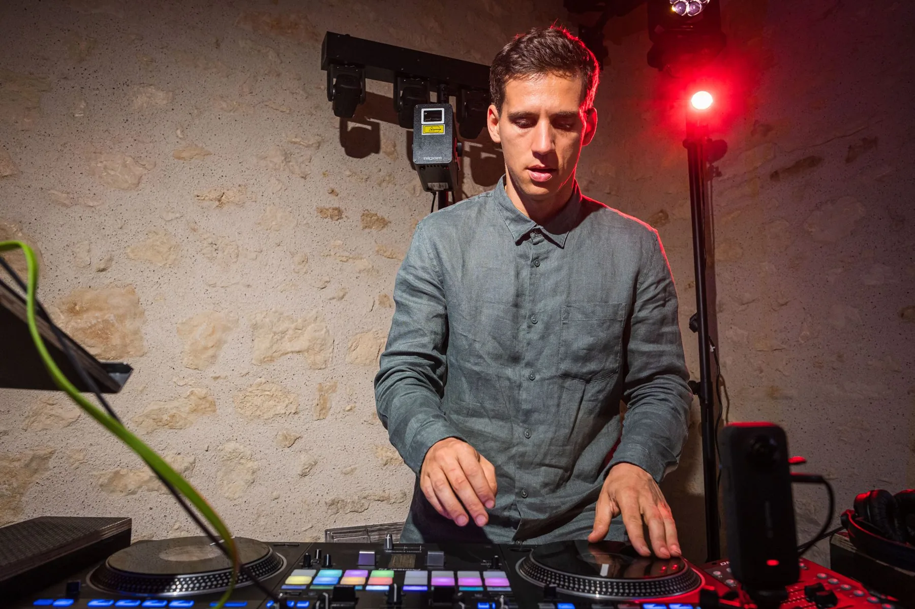 DJ Gus mixant en soirée d'anniversaire avec platines professionnelles