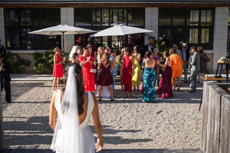 Lancer de bouquet dans la cour du domaine (photo Henri Deroche)