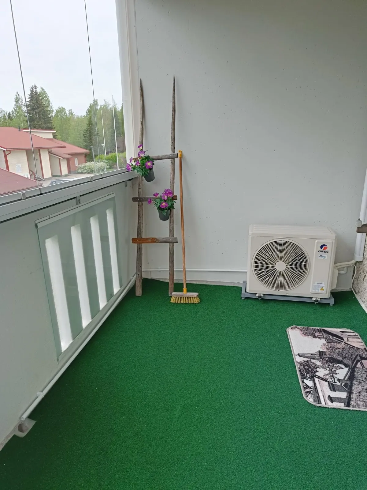 Gree-ilmalämpöpumpun ulkoyksikkö asennettuna kerrostalon parvekkeelle