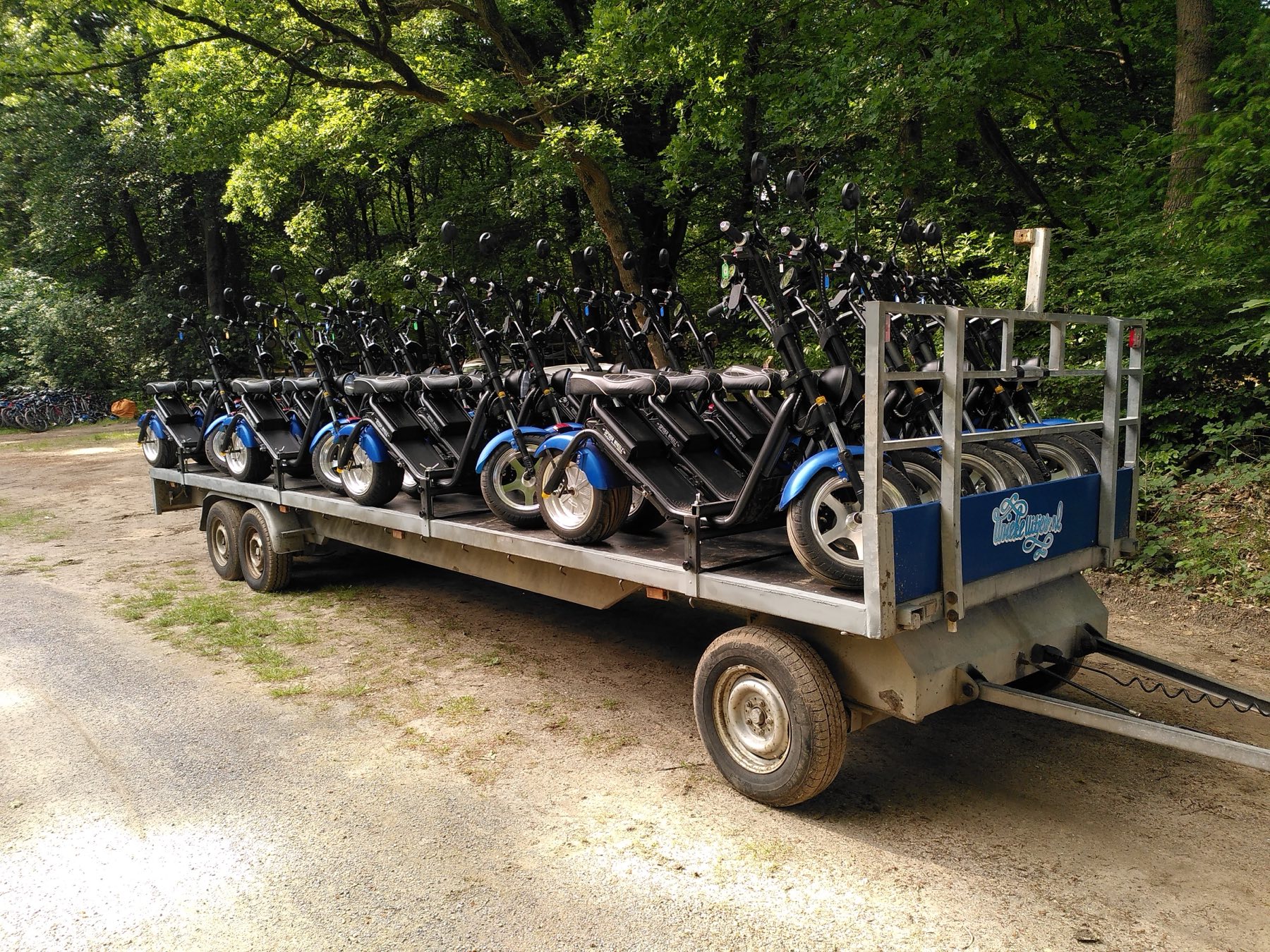E-Choppers op een aanhanger, klaar om geleverd te worden