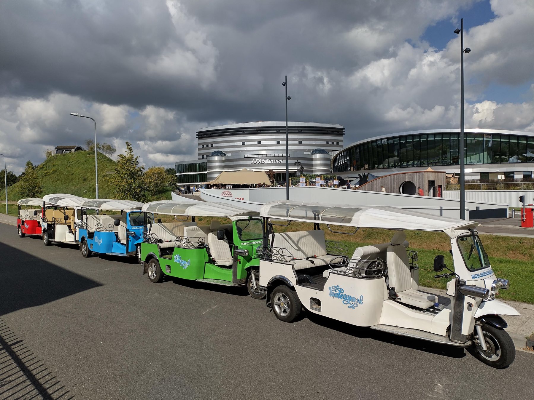 Een rij TukTuks klaar voor een pendeldienst