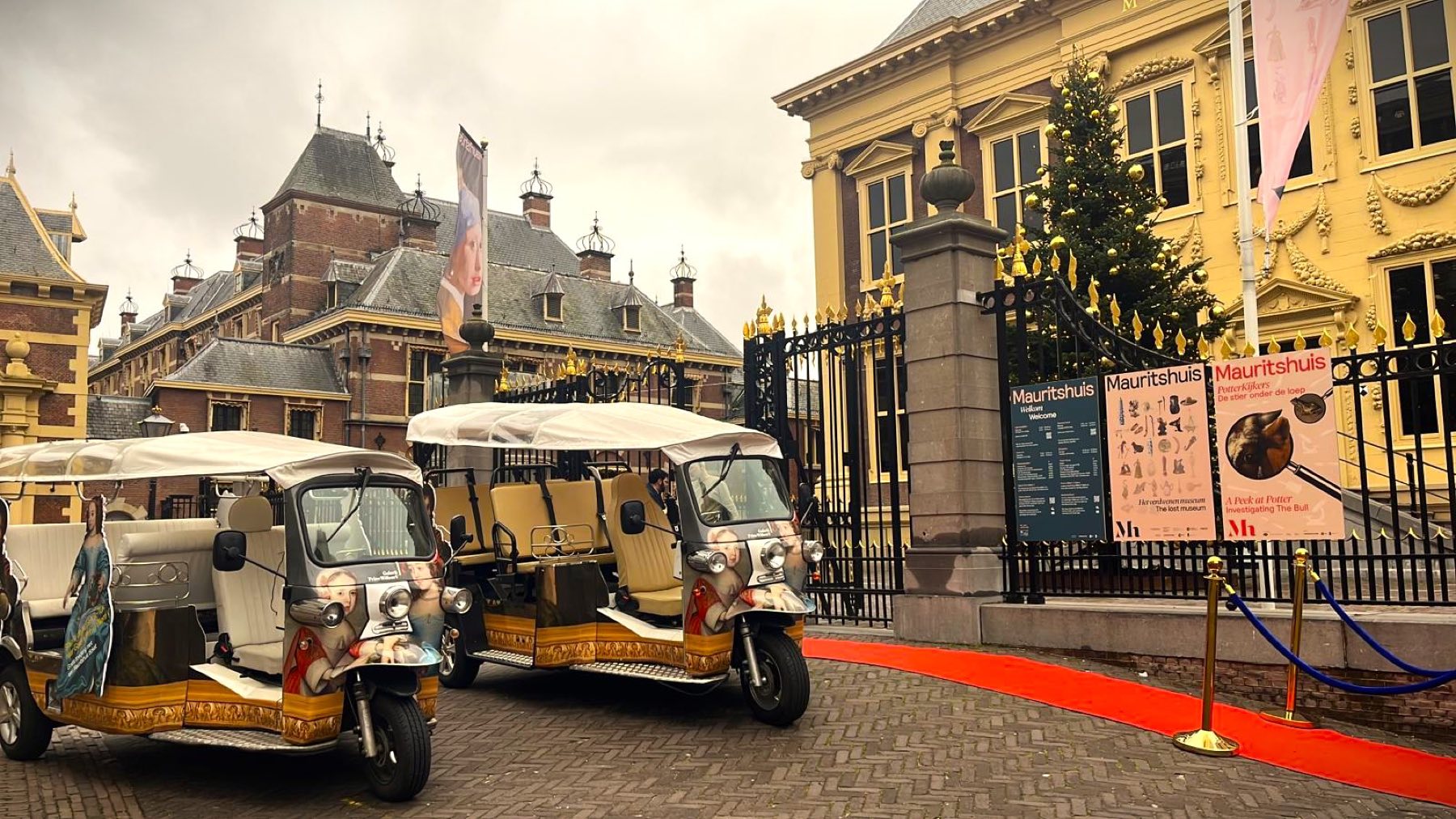 Twee gewrapte TukTuks voor de ingang van het Mauritshuis