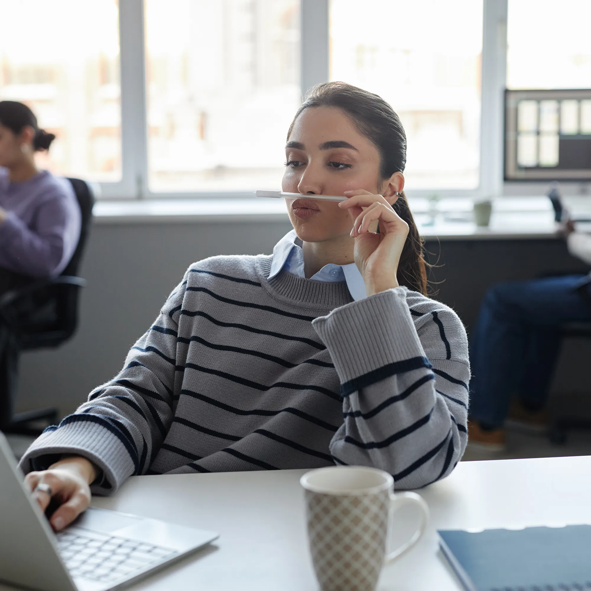 Vrouw werkt geconcentreerd aan een laptop op kantoor