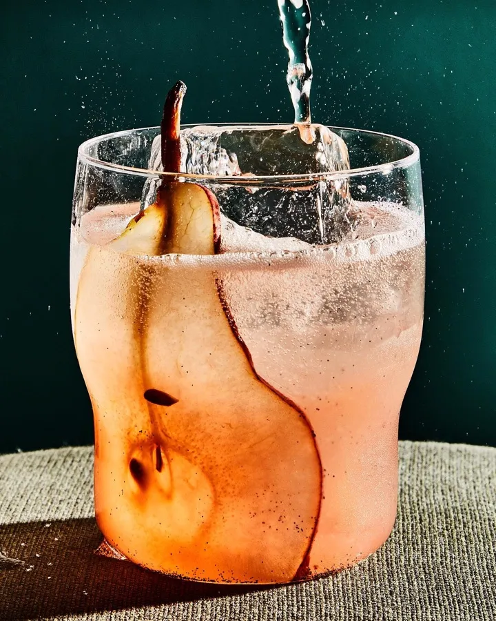 Glas bruisende frisdrank met een schijf peer