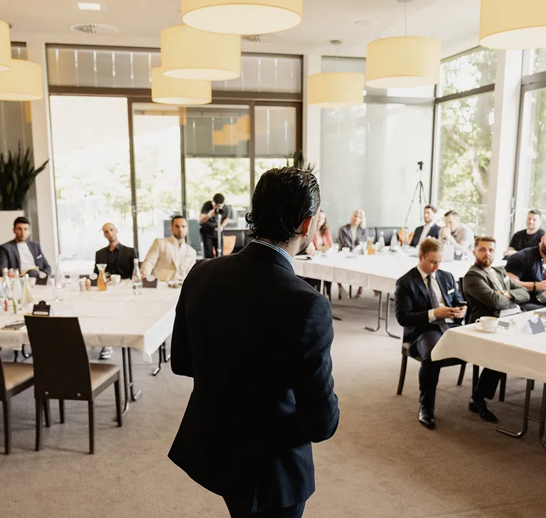 Speaker vor Gästen bei einem Event von Teaching Socials im Restaurant