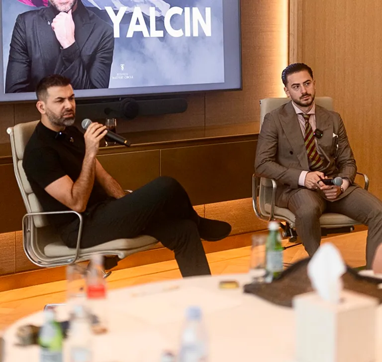 Zwei Gäste im Gespräch bei einem Event von Teaching Socials