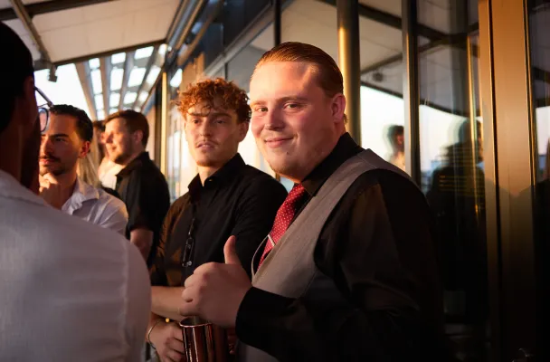 Teammitglieder von Teaching Socials bei einem Abendevent auf einer Dachterrasse
