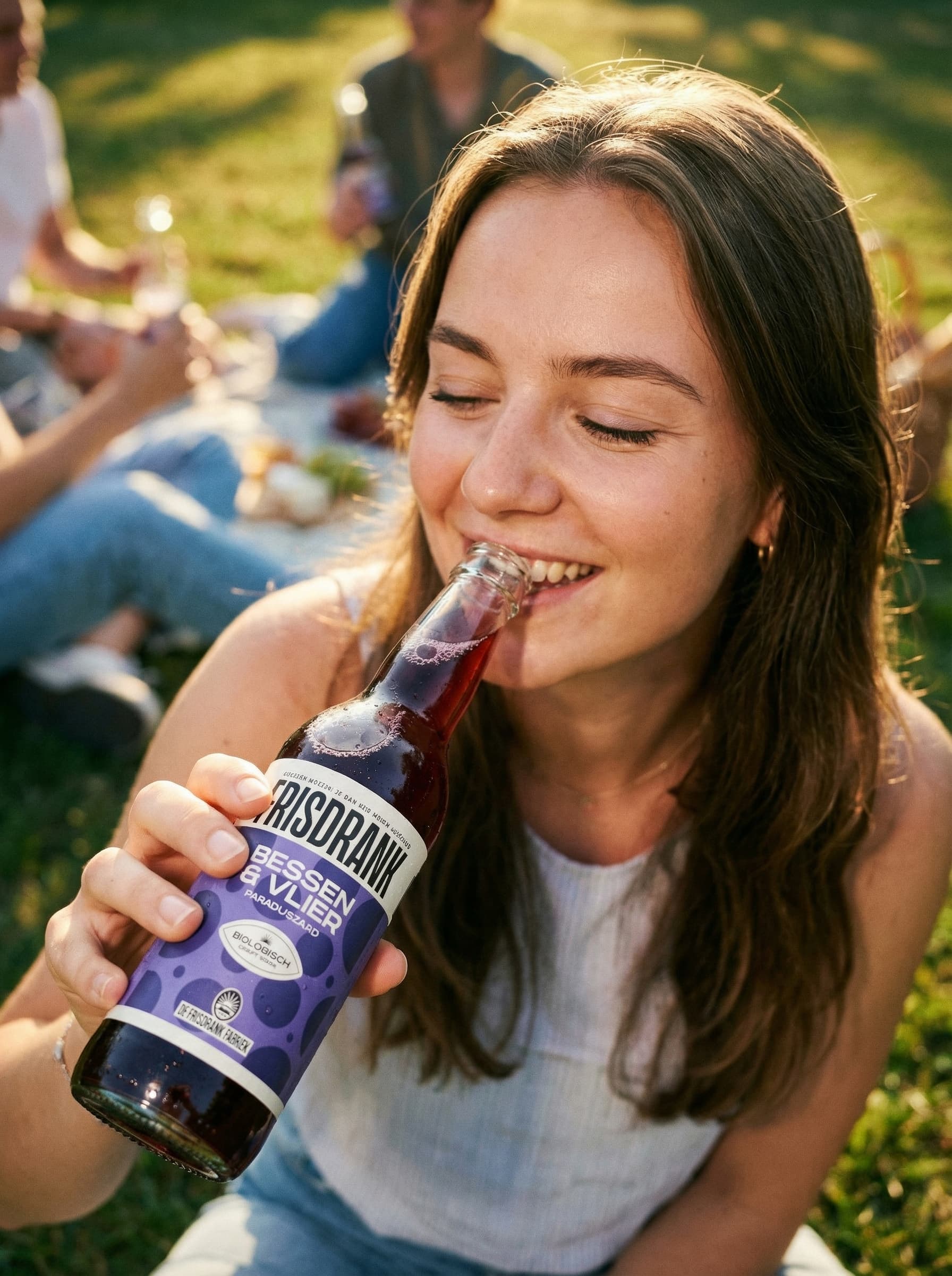 Meisje drinkt Bessen & Vlier van De Frisdrank Fabriek in het park
