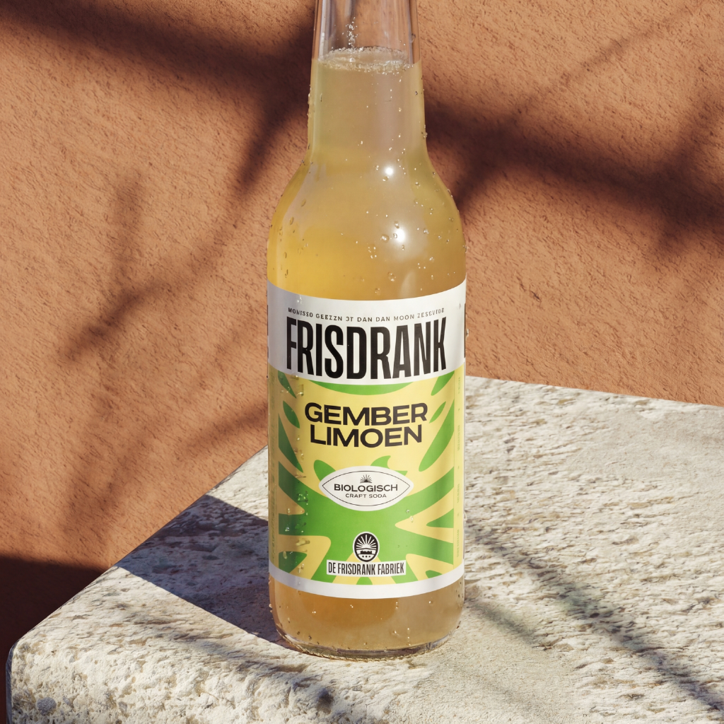 Een collectie van blikken van de De Frisdrank Fabriek