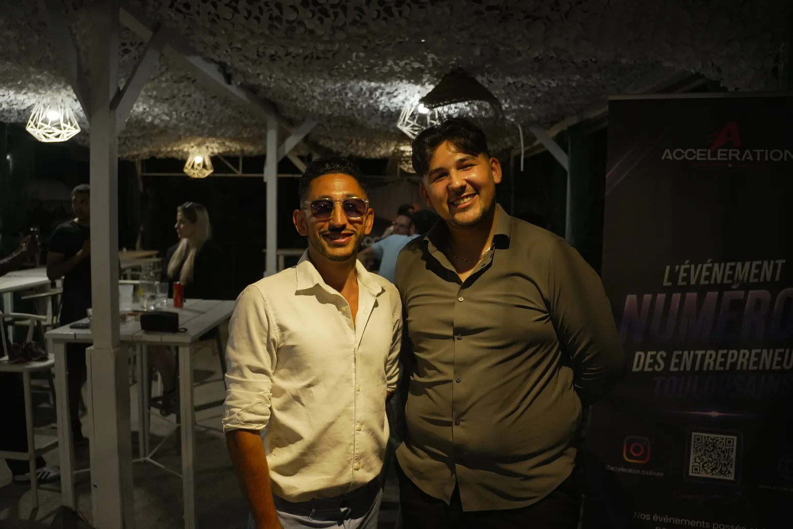 Deux participants souriants posent ensemble lors d'une soirée Accélération.