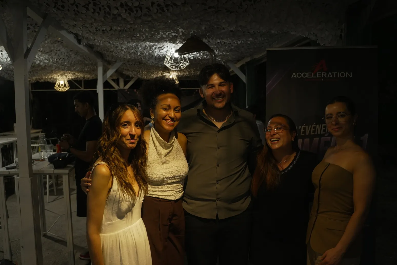 Groupe de cinq participants posant ensemble lors d'un afterwork Accélération.