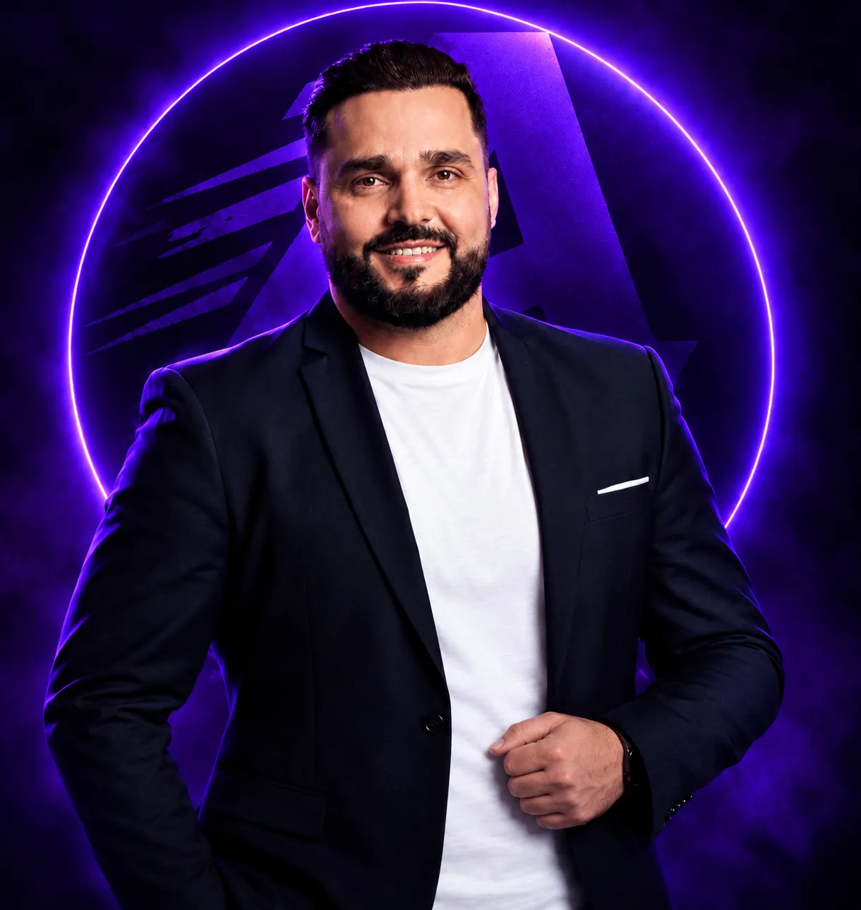 Portrait d'Alae El Hayyate, intervenant Accélération, souriant devant le logo circulaire violet.