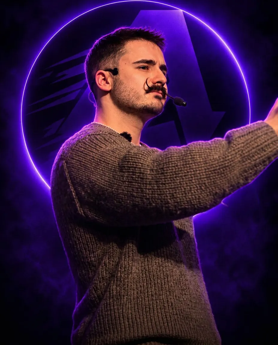 Portrait de Tom de Lagarrigue, intervenant, micro-cravate, logo Accélération en arrière-plan violet.