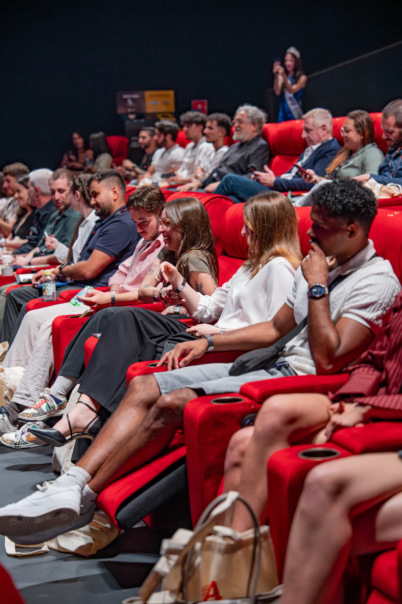 Public assis dans la salle de cinéma, attentif pendant une intervention Accélération Toulouse.