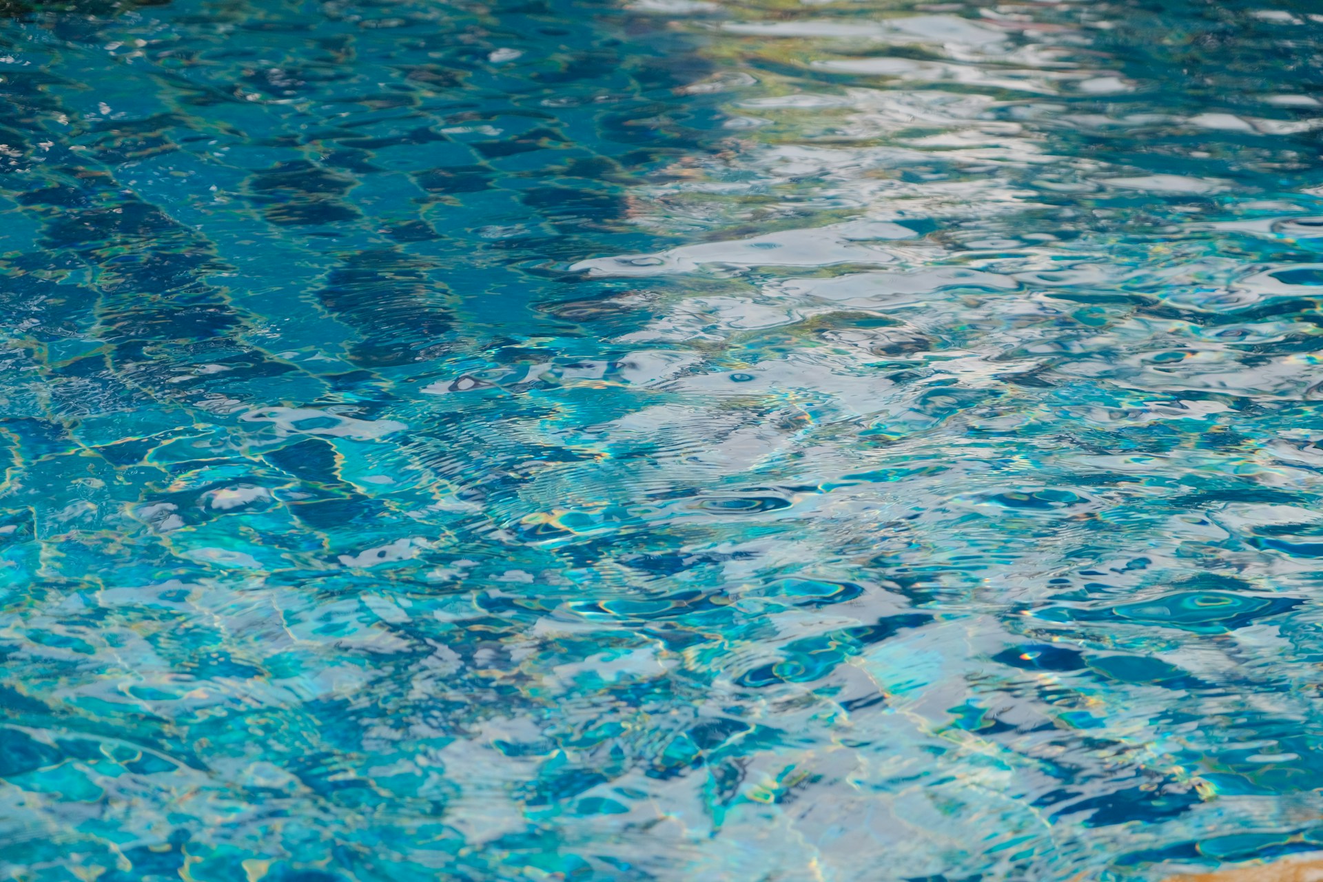 Leaky Pool Costs in Johns Creek: What Delays Can Cost You