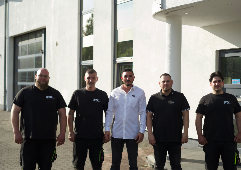 Das fünfköpfige Team der FX Werkstatt vor dem Werkstattgebäude in Barsbüttel.