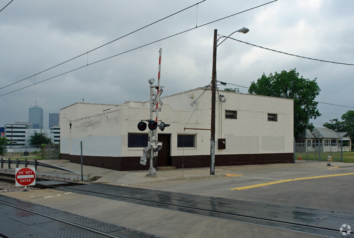 1201 Beaumont St, Dallas — flex building for lease