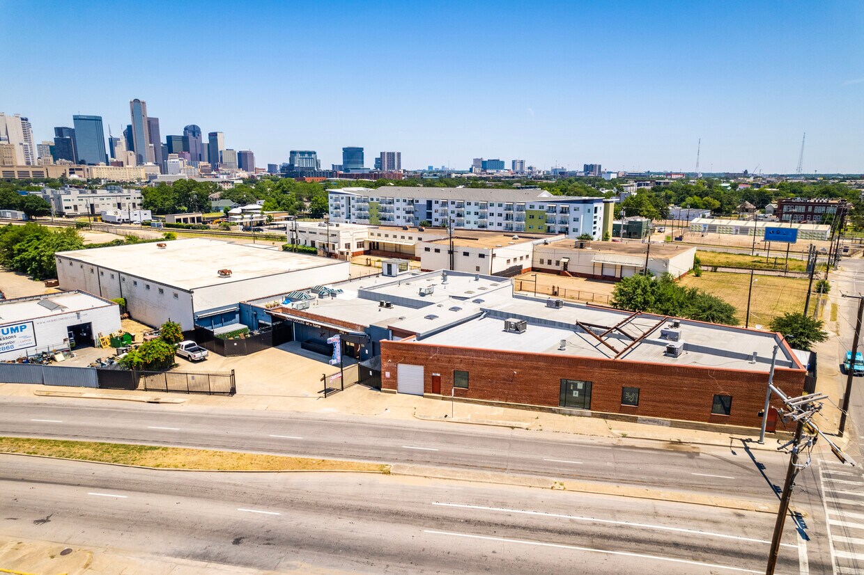 2005 Wall St, Dallas — flex building for lease with downtown skyline behind