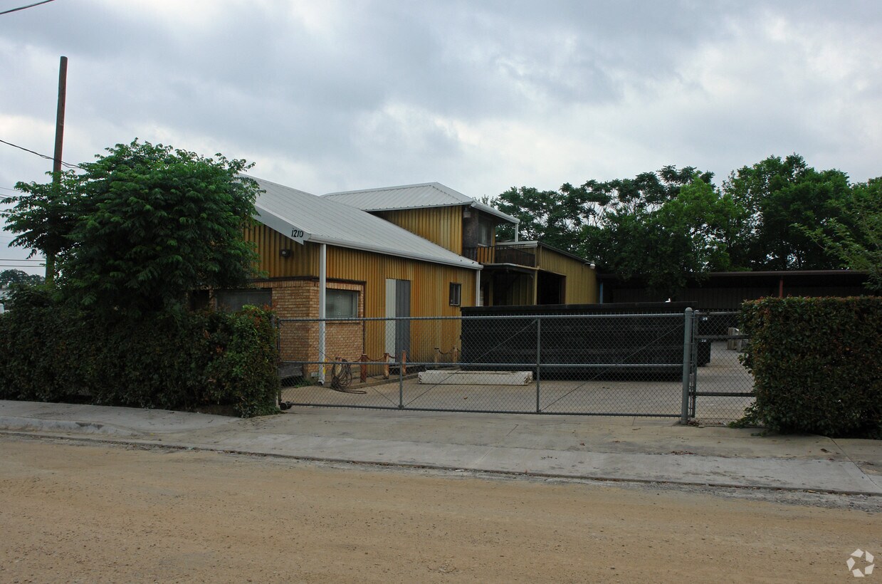 1210 Beaumont St, Dallas — flex building for lease