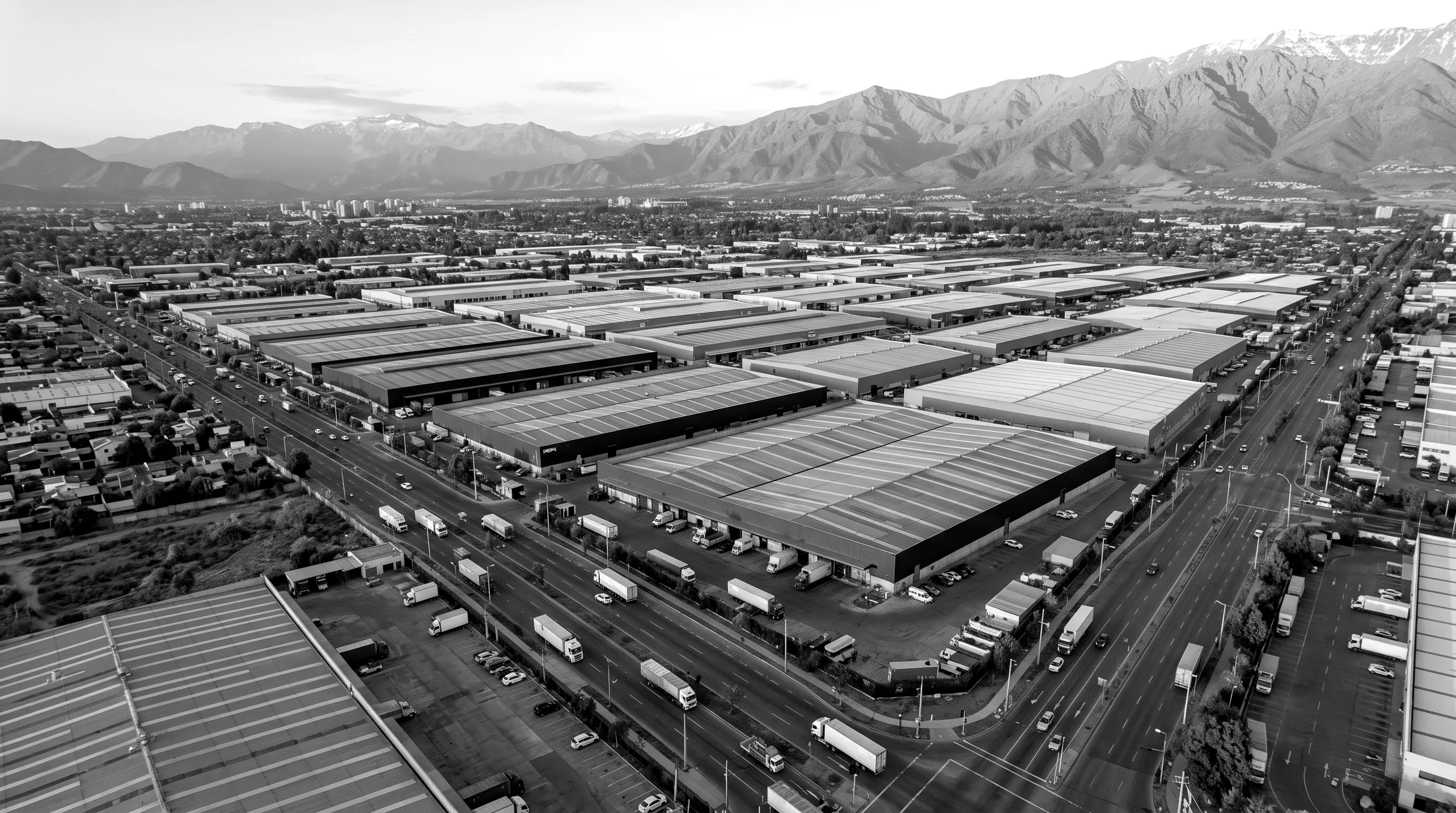 Vista aérea de bodegas en Santiago, blanco y negro