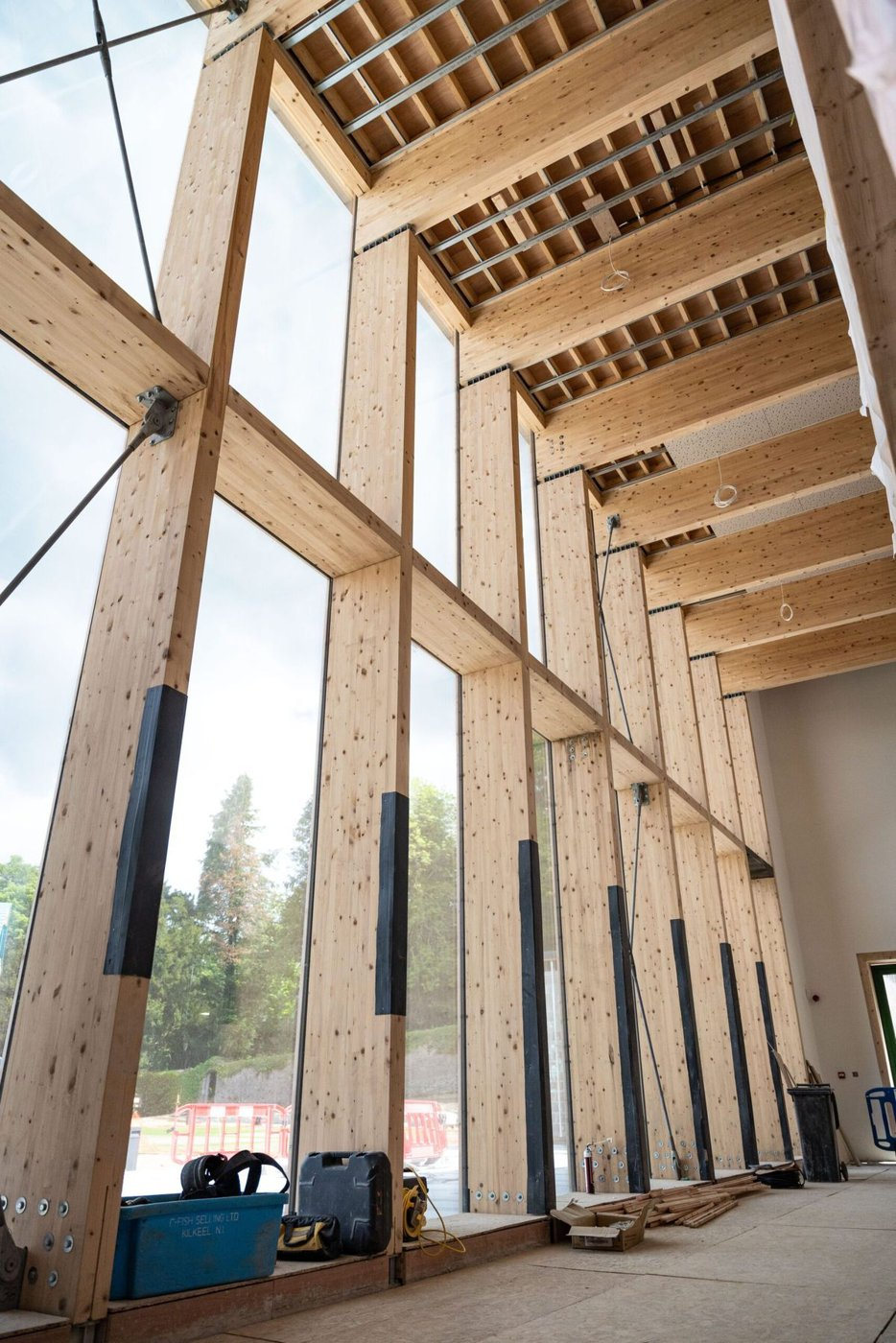 Estructura de CLT en altura con paneles de madera expuestos contra el cielo