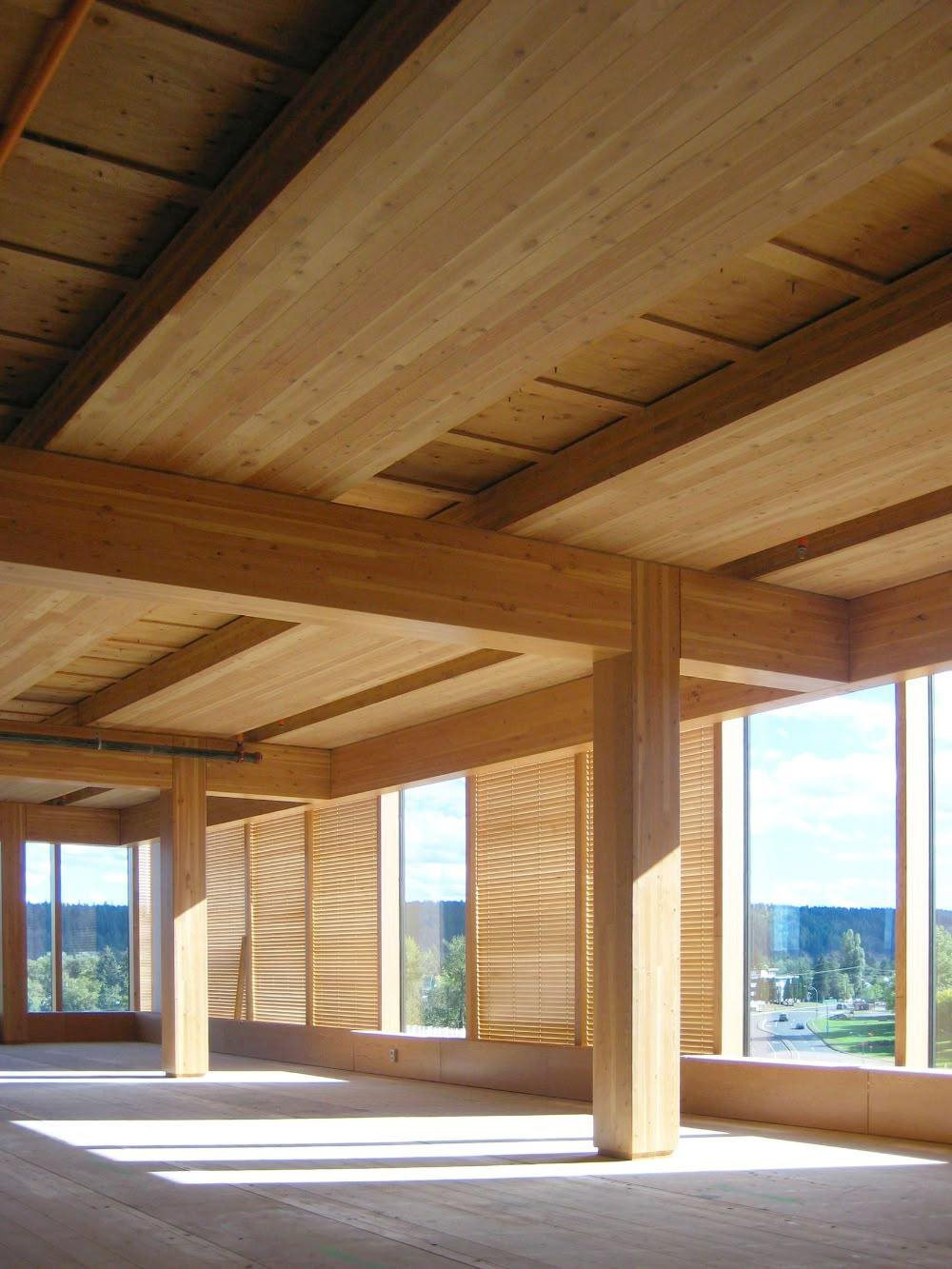 Interior con columnas y vigas de madera expuesta