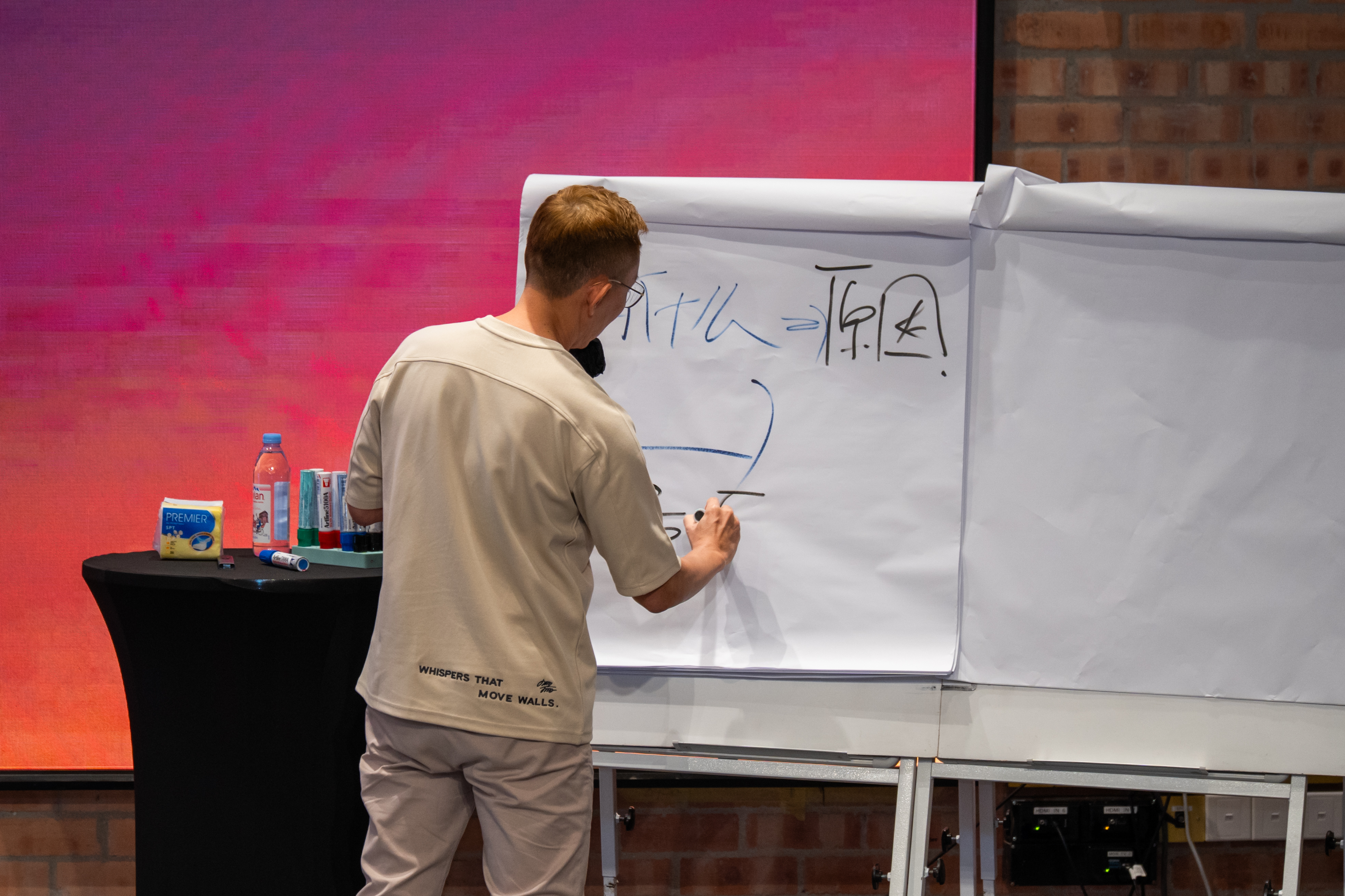 Facilitator mapping ideas during a learning session