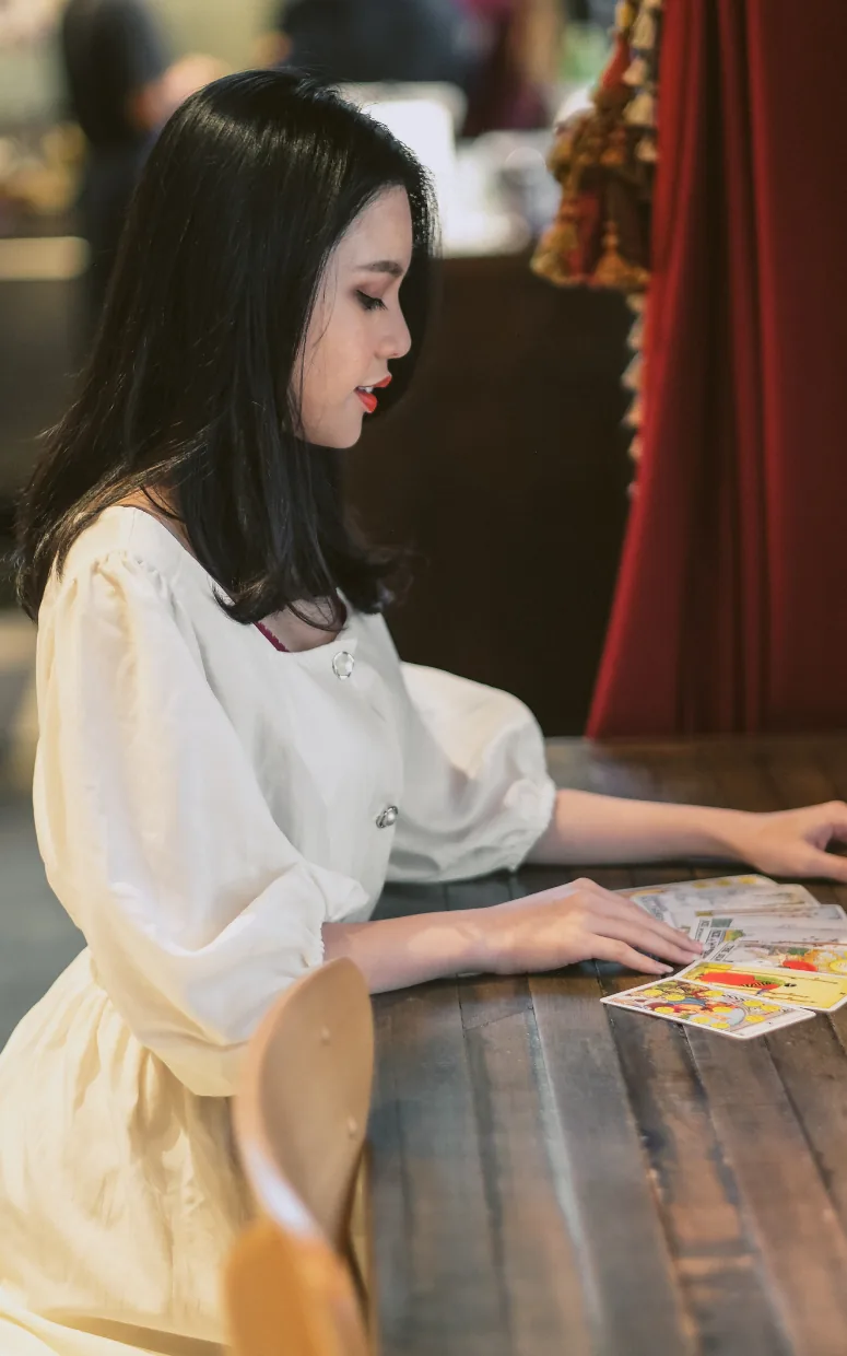 Domaiss Lew 塔罗咨询