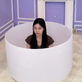 听觉:人坐在大型水晶颂钵里