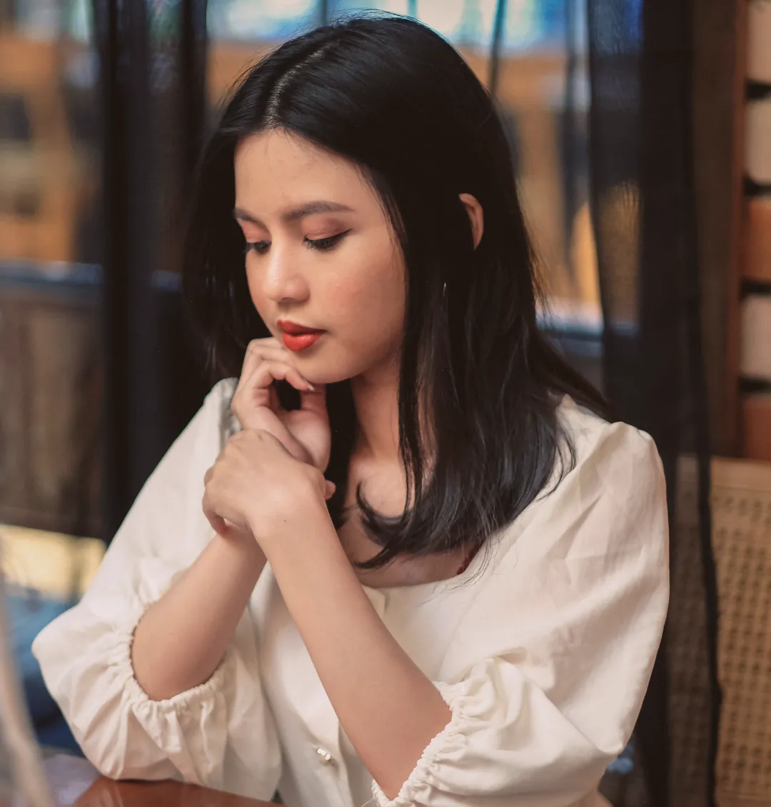 Domaiss Lew 托腮沉思