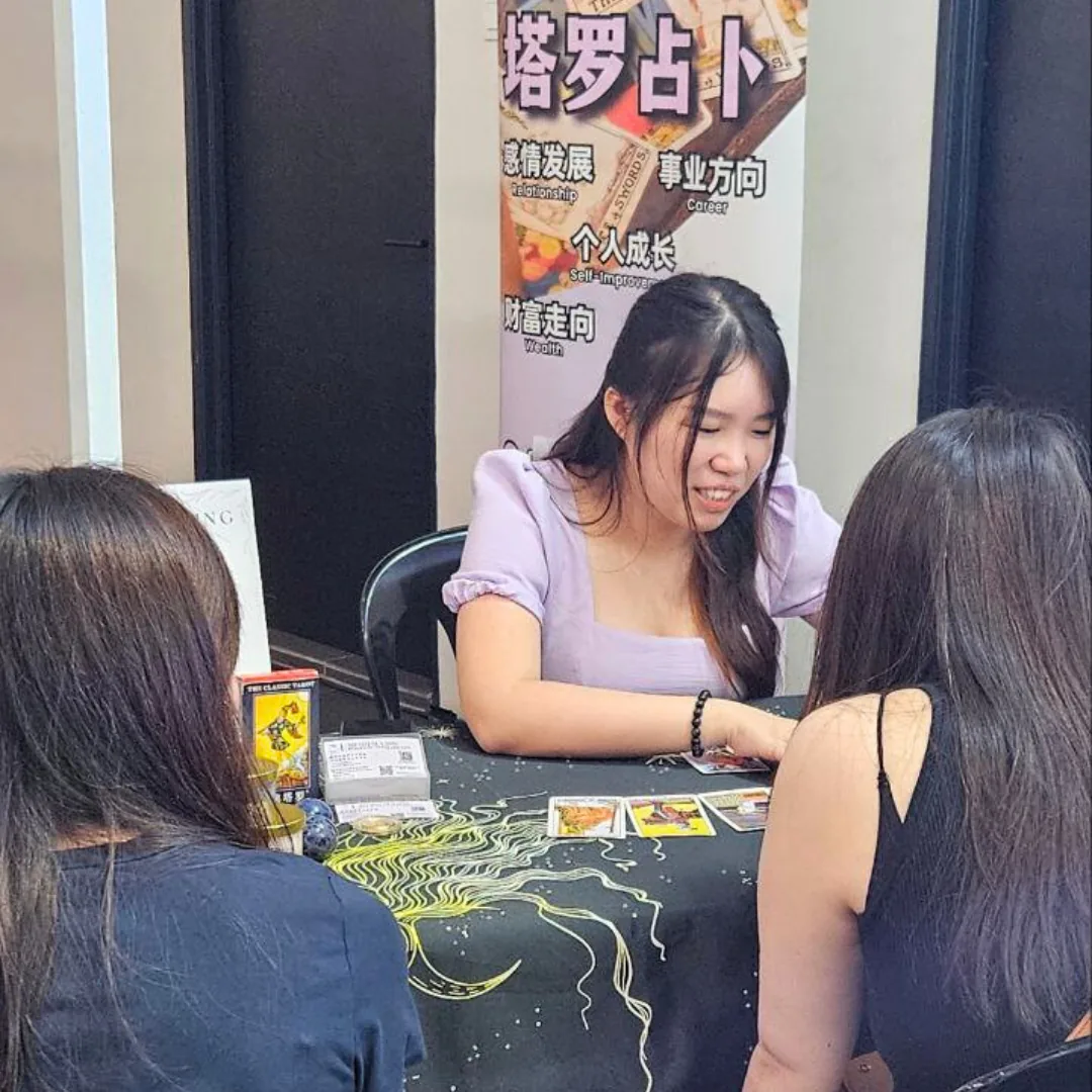 朋友在展位体验塔罗占卜