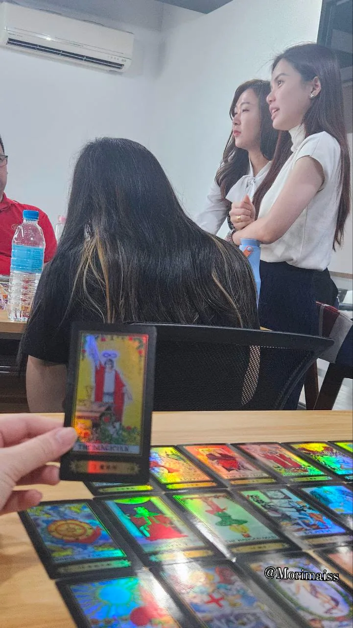 桌上摊开的塔罗牌