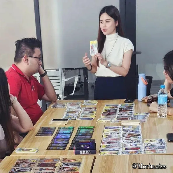 老师在课堂上讲解塔罗牌