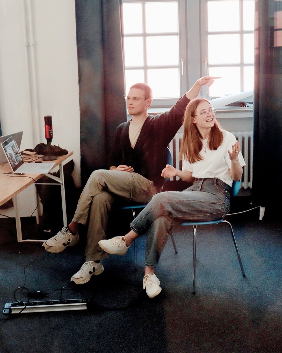 Zwei Personen sitzen im Gespräch bei den digitalen Q&A-Sessions zum Studium an der HfGG