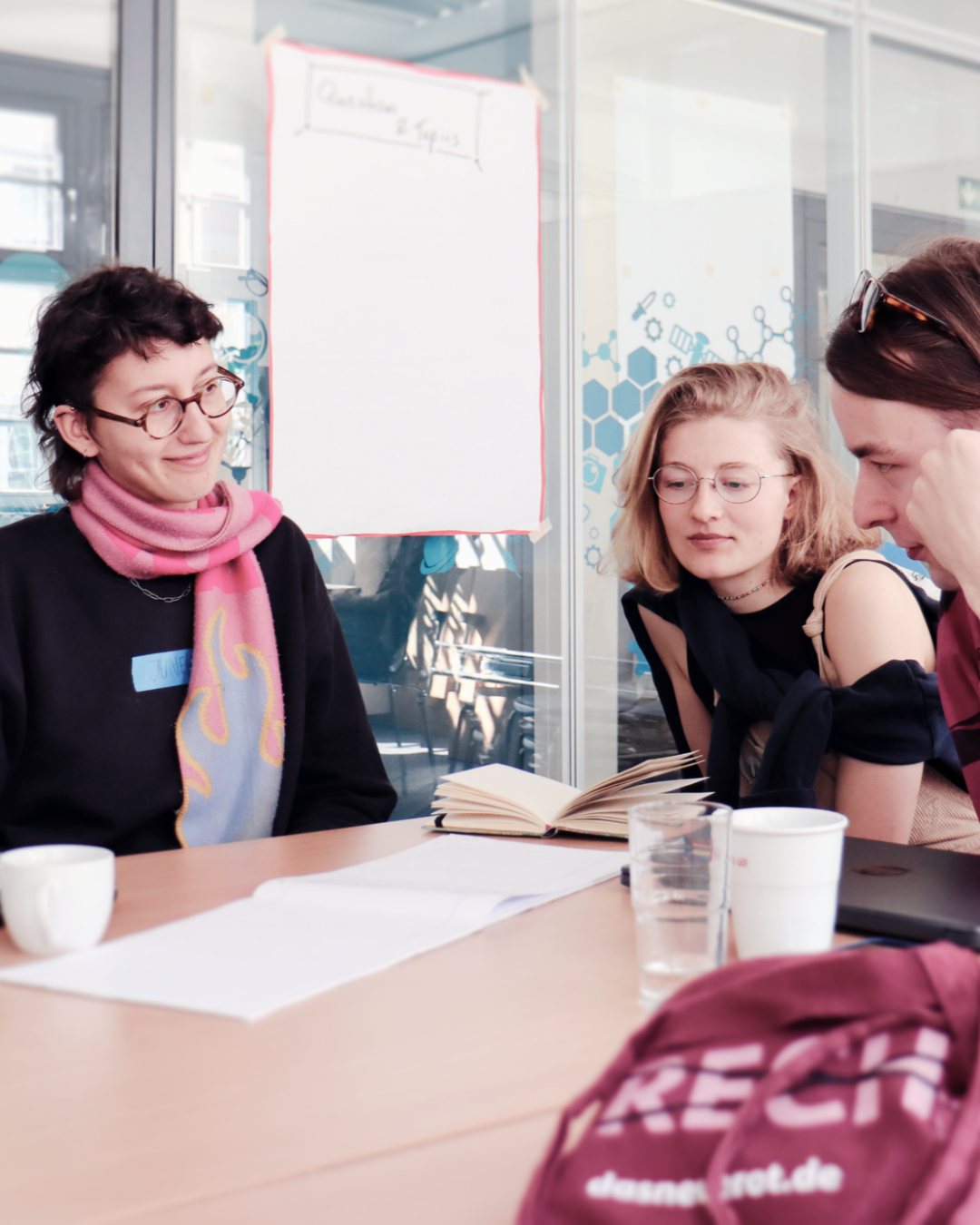 Studierende im Gespräch an einem Tisch beim Studien-Info-Abend