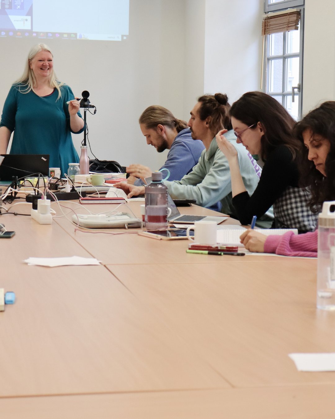 Teilnehmende in einem Schnupperseminar der HfGG