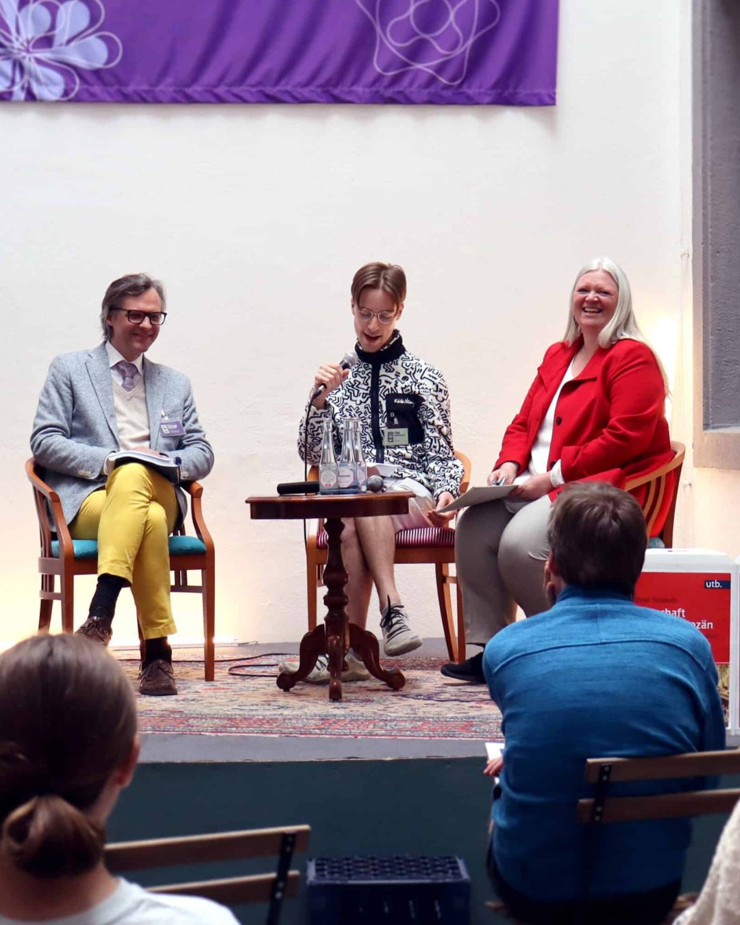 Podiumsgespräch auf der Bühne beim Campustag der HfGG