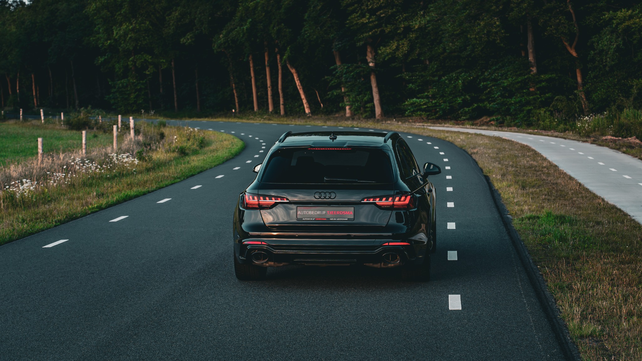 Audi RS Q3 van achteren op een bosweg