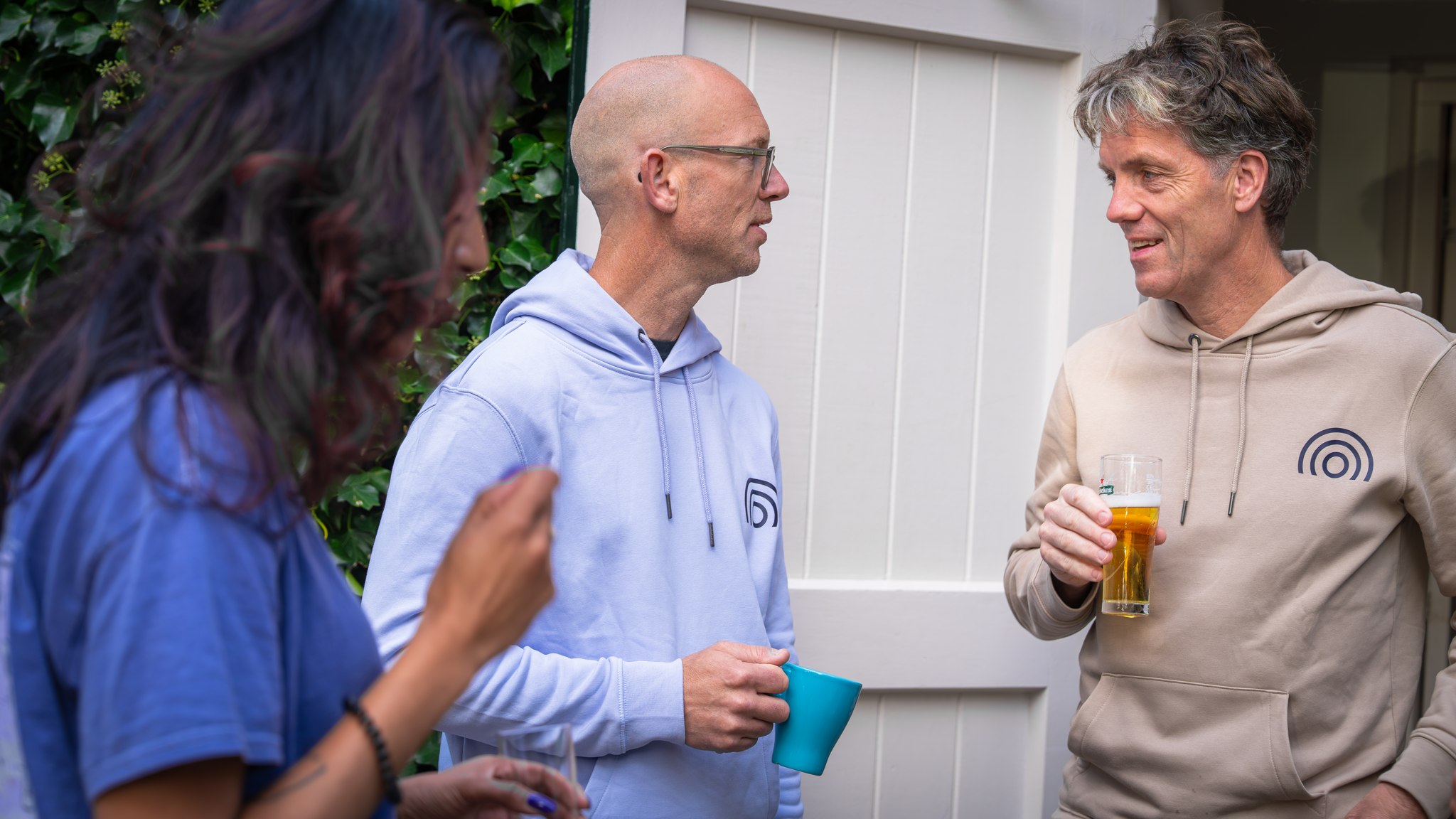Een ontspannen gesprek tijdens de bijeenkomst van Radar Veritage