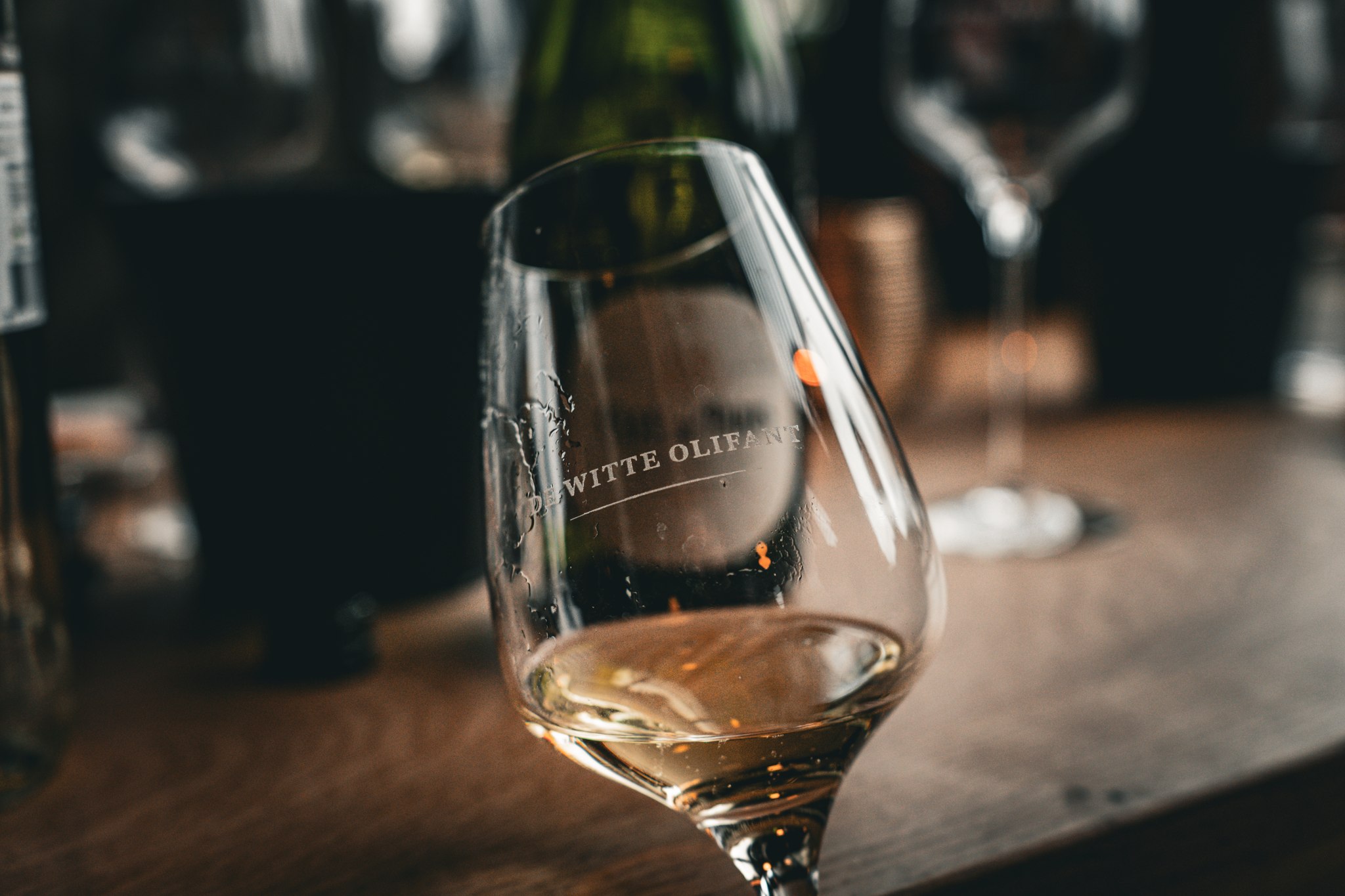 Wijnglas met het logo van De Witte Olifant