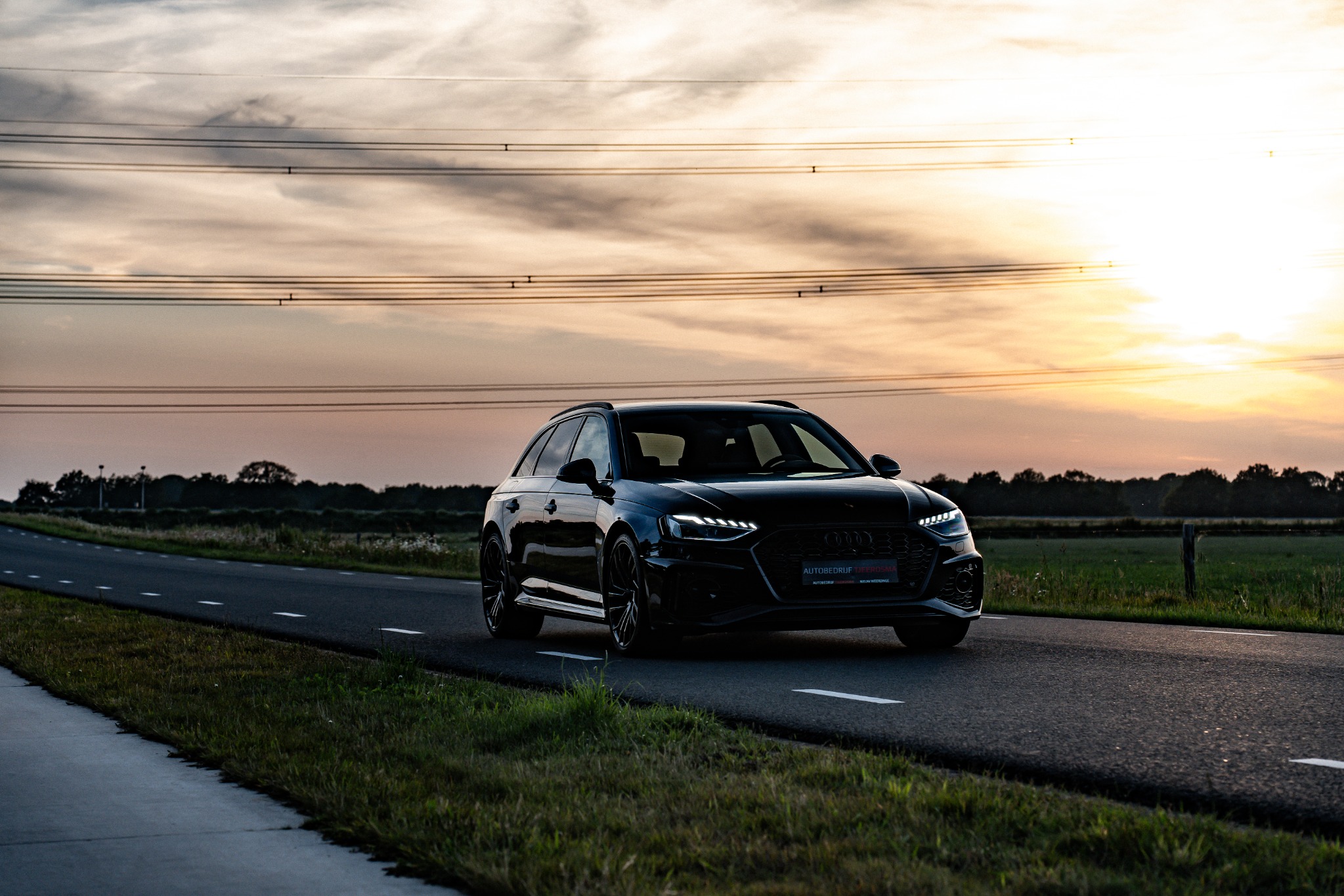 Audi RS Q3 van voren gefotografeerd bij zonsondergang
