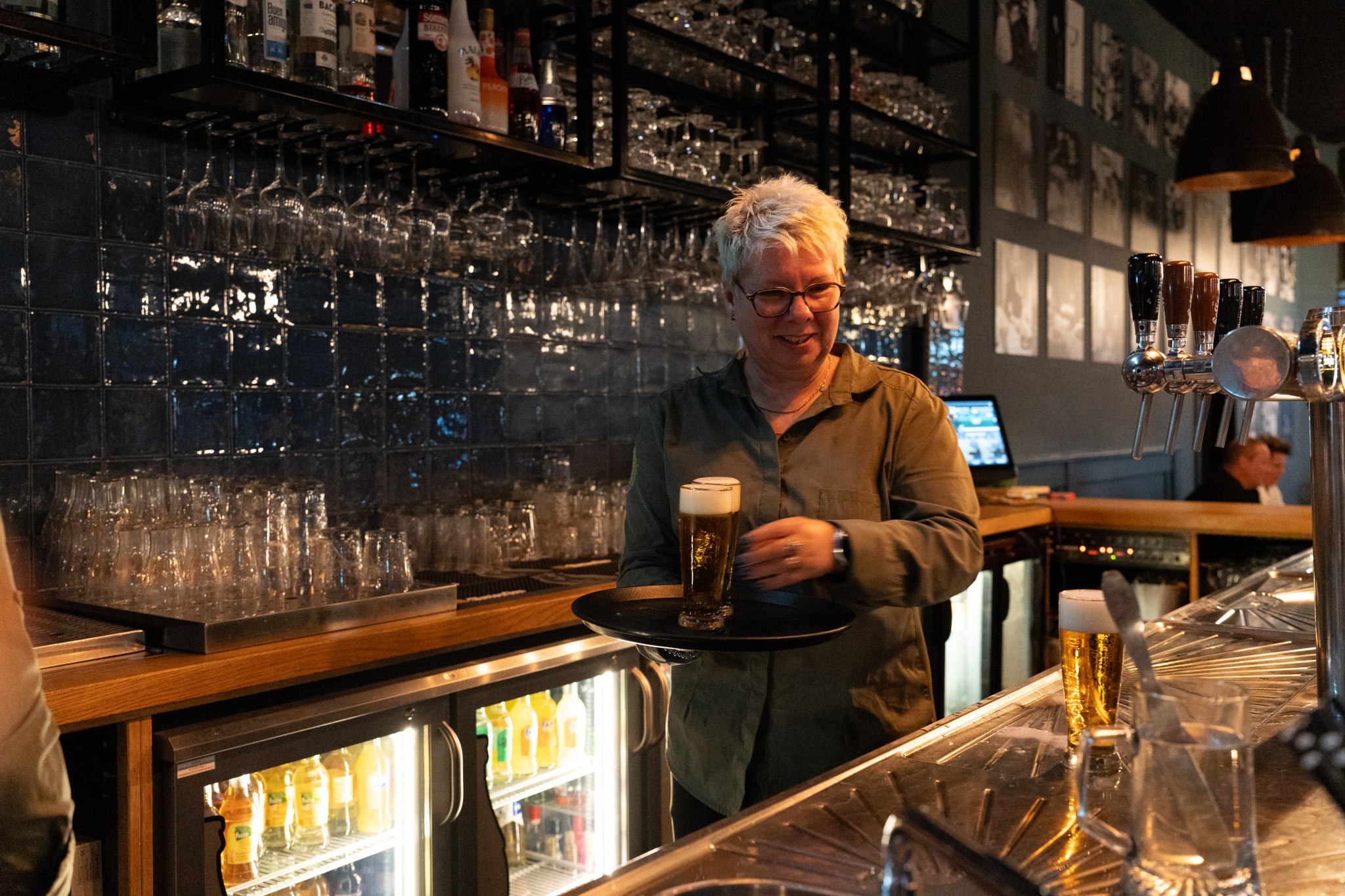Bier wordt geserveerd aan de bar van De Witte Olifant