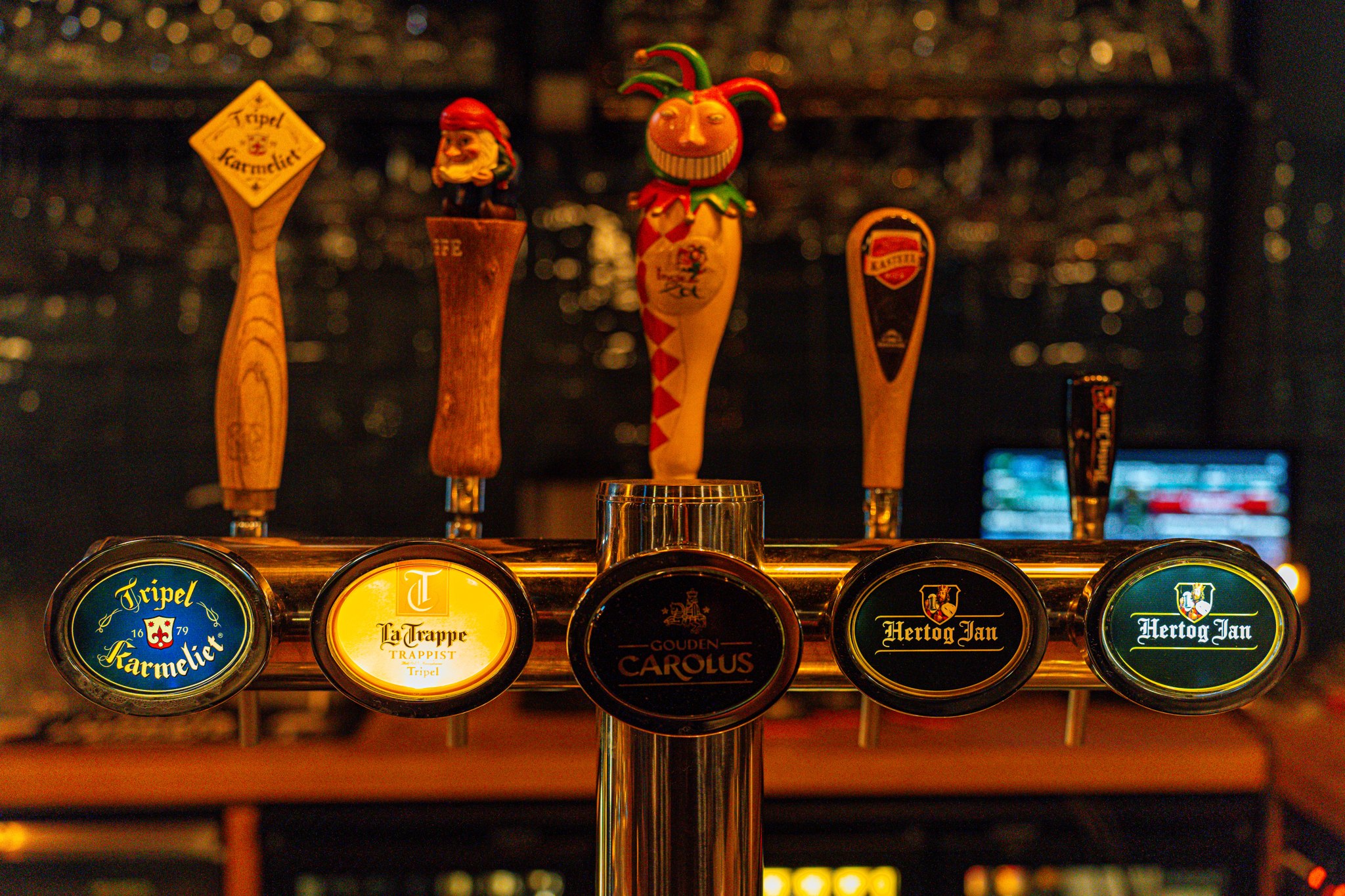 Biertappen aan de bar van De Witte Olifant