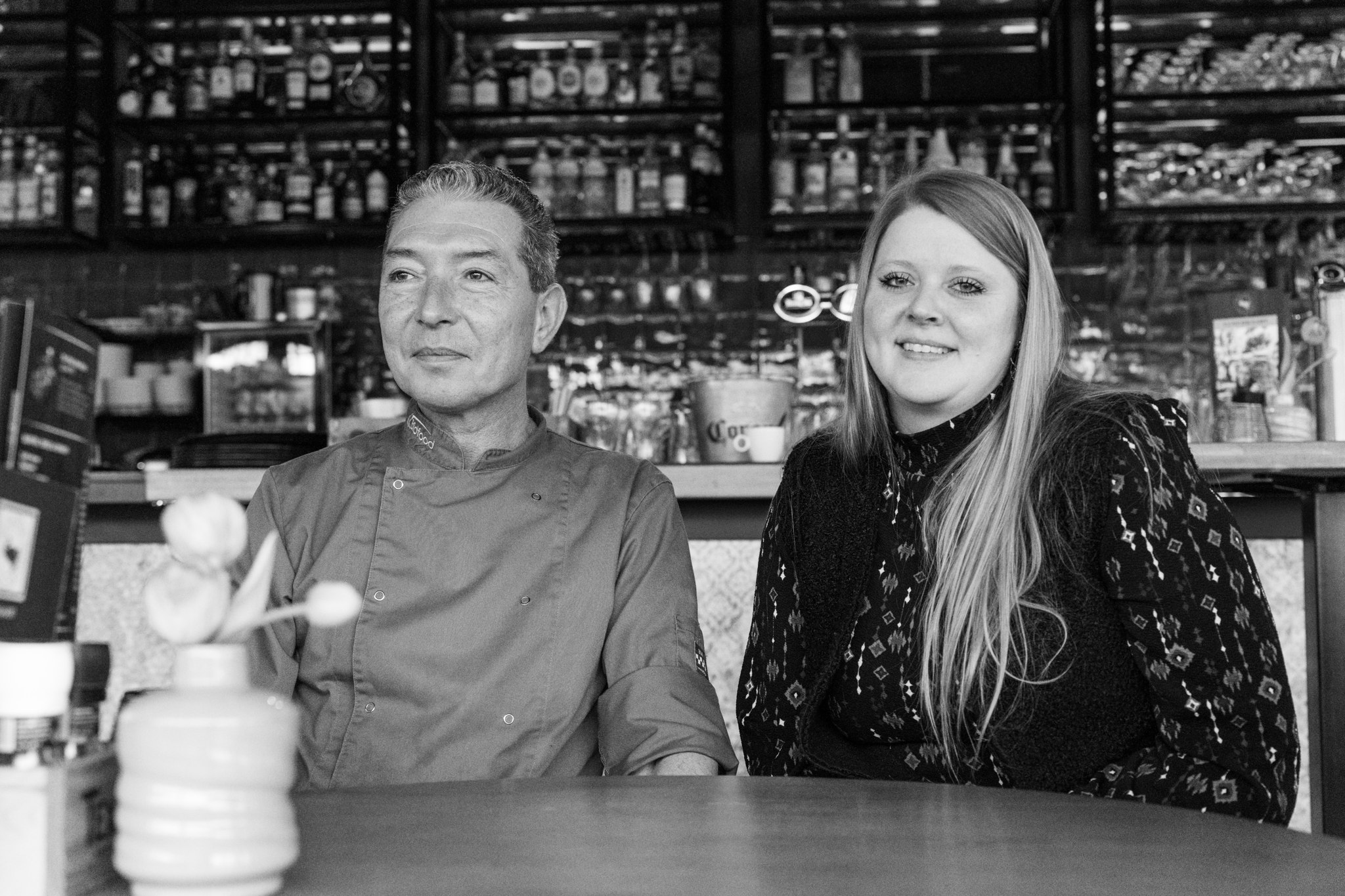 Dubbelportret aan de bar van De Witte Olifant in zwart-wit