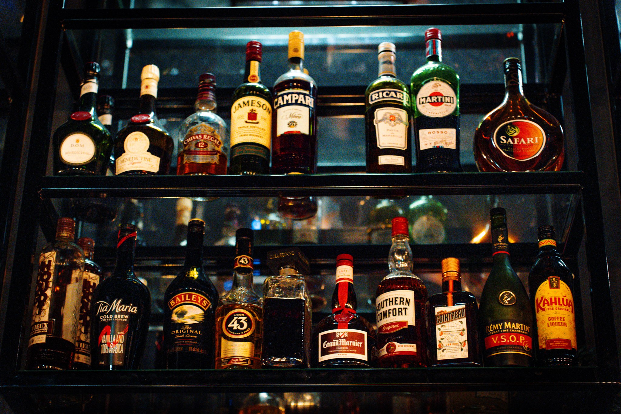 Dranken en details achter de bar van De Witte Olifant