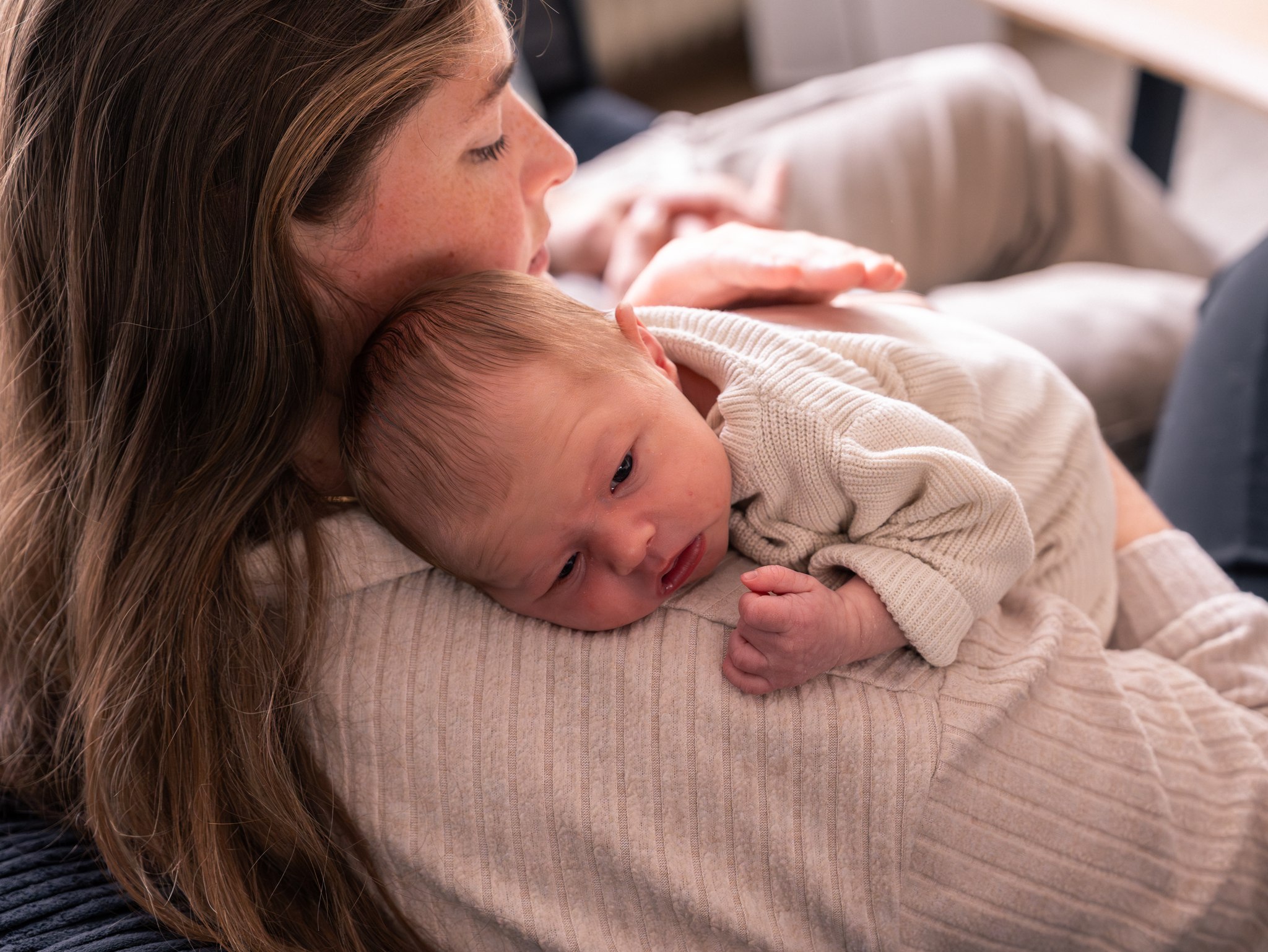 Moeder met baby op haar schouder tijdens de reportage van Sharina