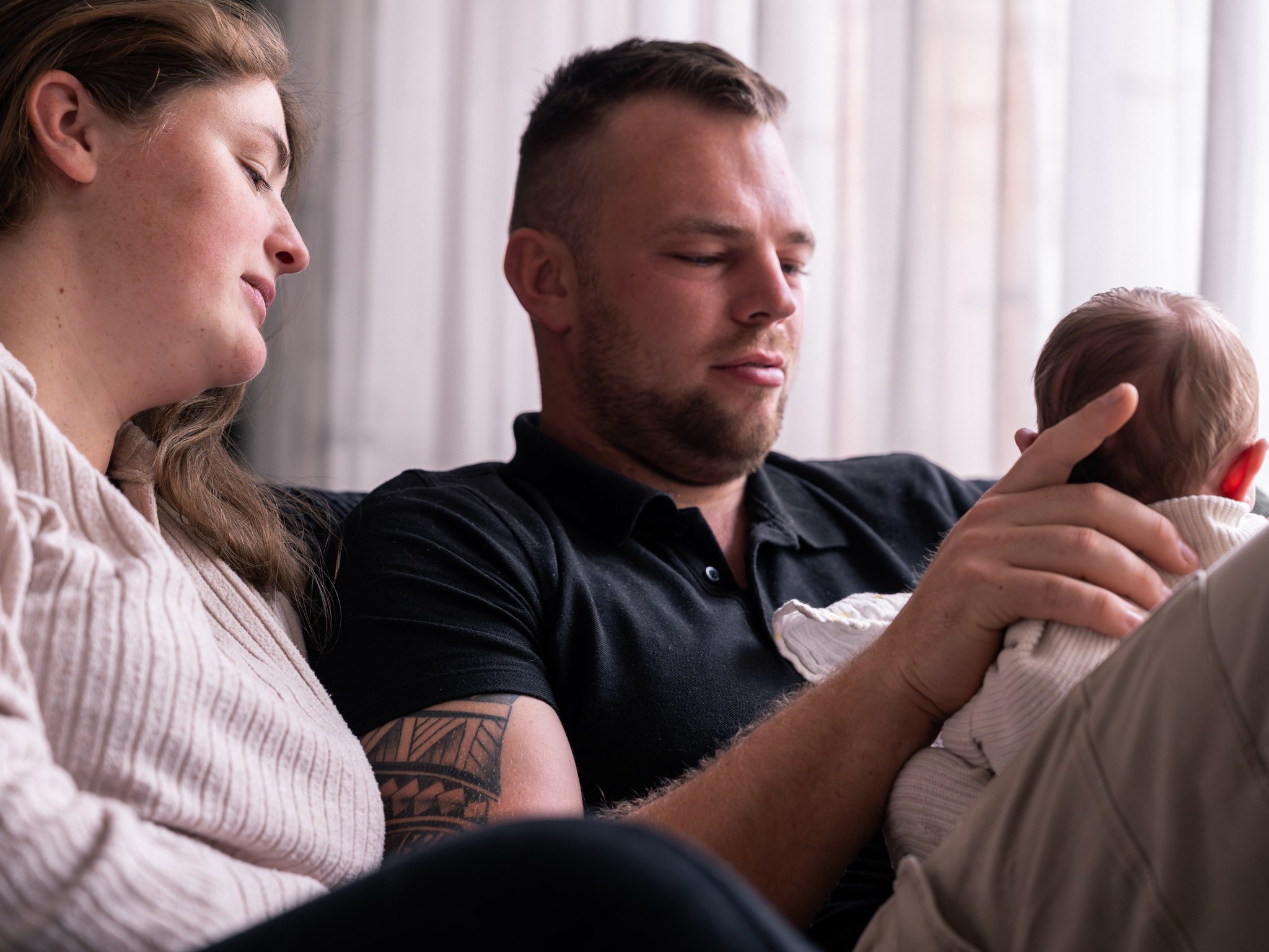 Ouders met hun pasgeboren baby tijdens de newbornreportage van Sharina