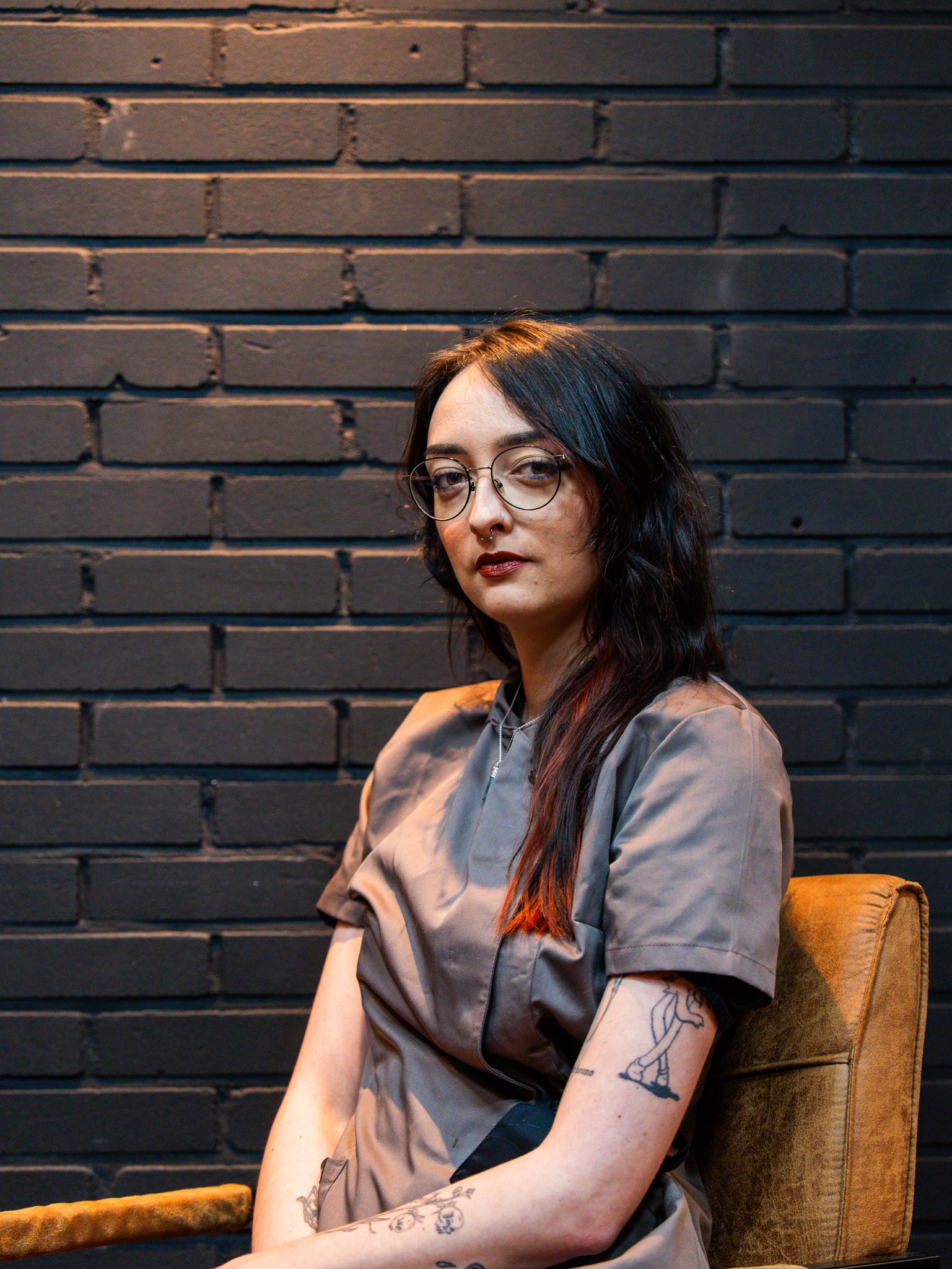 Portret tegen de bakstenen muur van InkHeaven