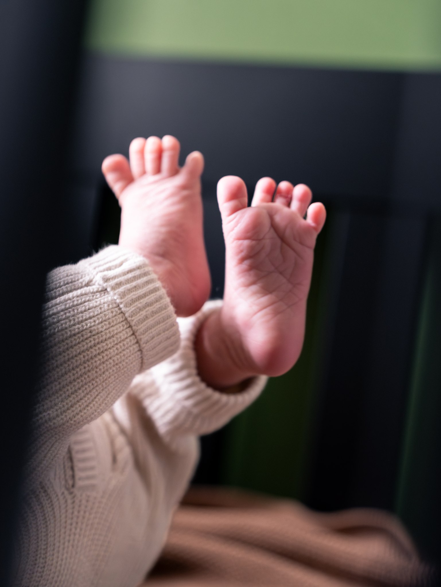 Kleine babyvoetjes tijdens de newbornreportage van Sharina