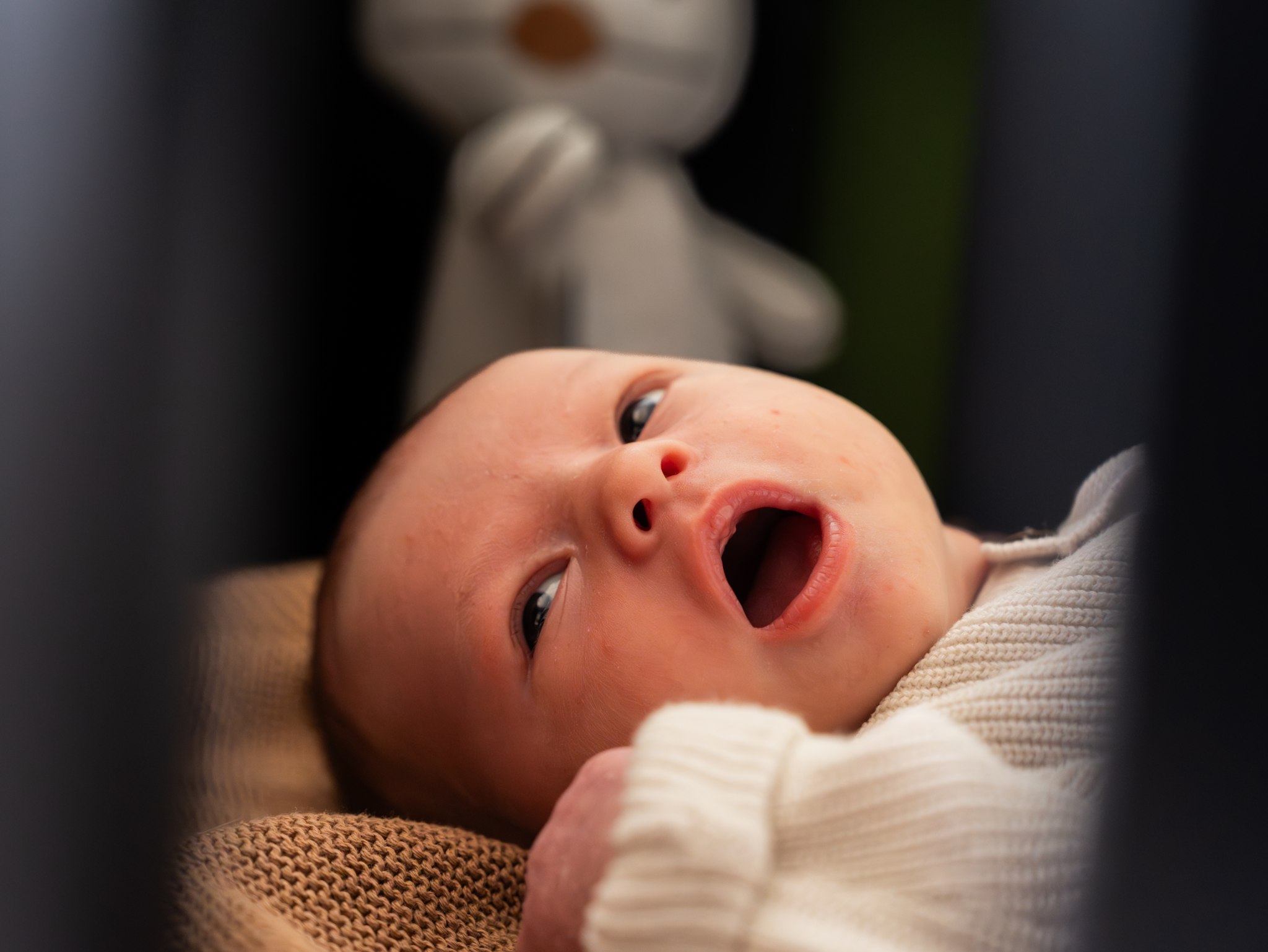 De pasgeboren baby gaapt tijdens de reportage van Sharina